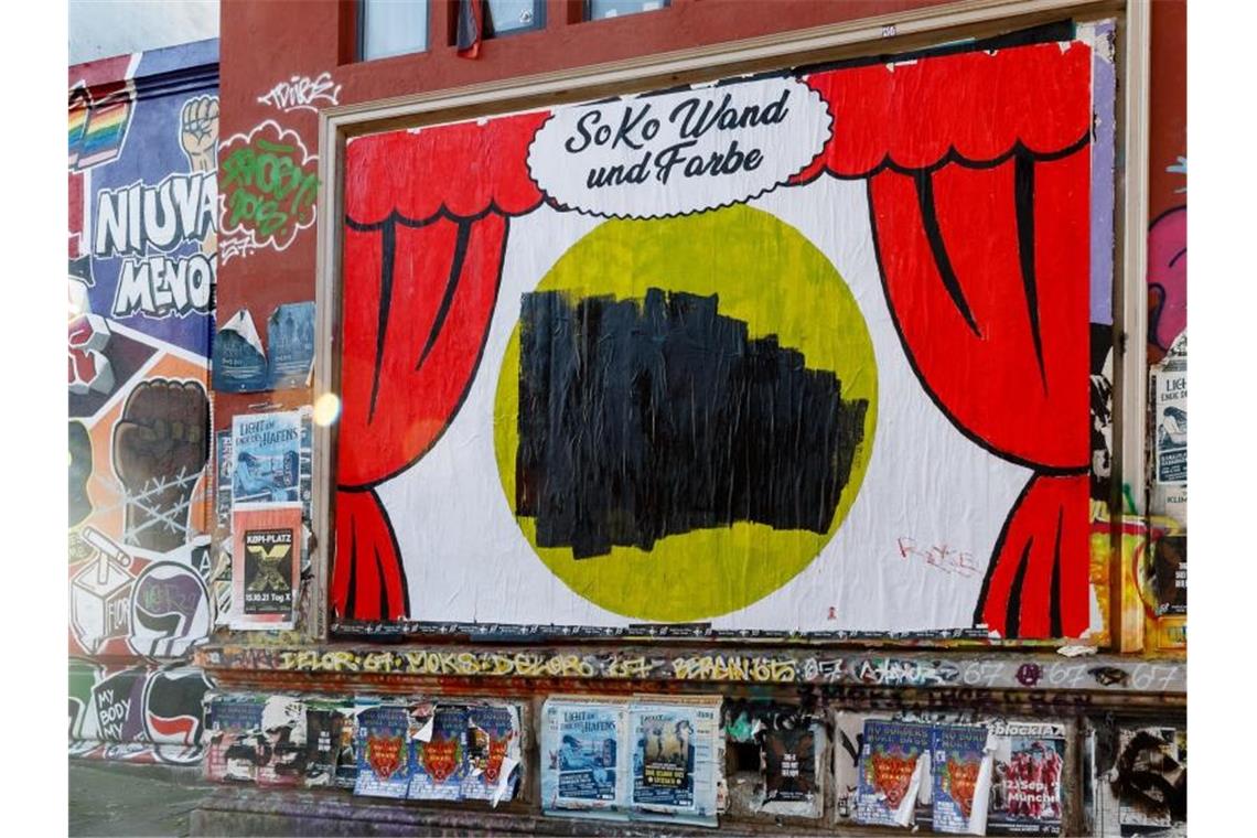 Das übermalte Plakat am Gebäude der Roten Flora im Hamburger Schanzenviertel. Foto: Markus Scholz/dpa