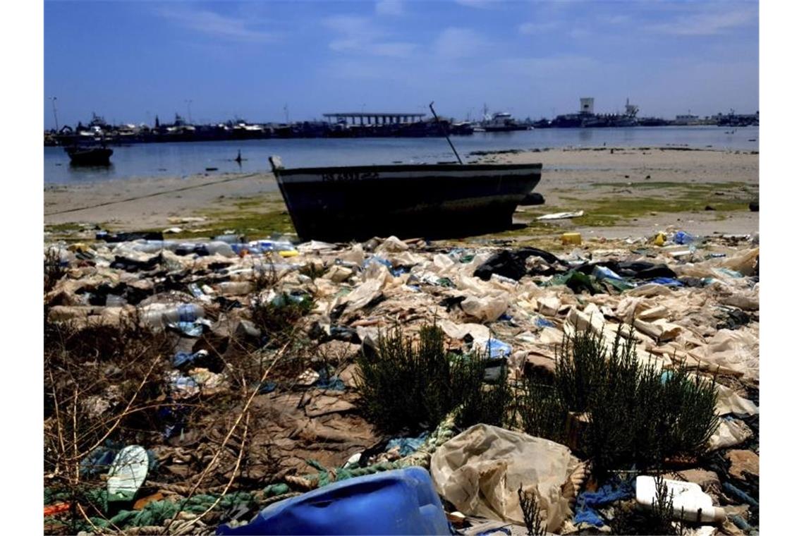 Das Ufer der tunesischen Küstenstadt Zarzis im Juni 2021. Erneut sind vor der Küste des Landes 49 Leichen geborgen worden. Insgesamt sanken vier Boote in der Nähe der Stadt Sfax. Foto: Mehdi El Arem/AP/dpa