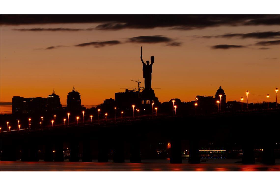 Das ukrainische Mutterland-Denkmal in Kiew ist bei Sonnenuntergang zu sehen.