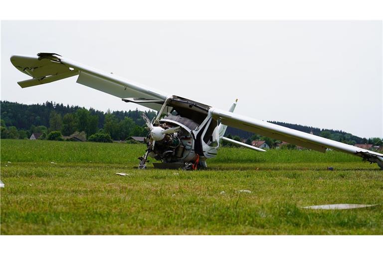 Das Ultraleichtflugzeug wurde bei dem Aufprall vollständig zerstört.
