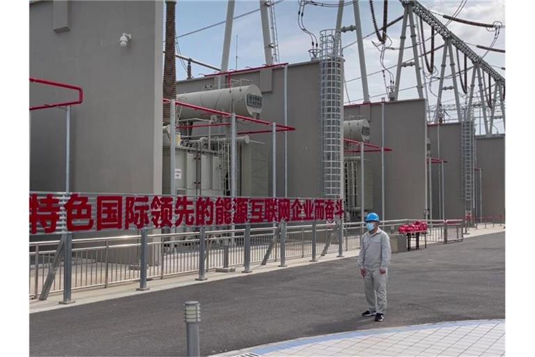 Das Umspannwerk in Gonghui. Von hier fließt der Strom zu den Olympia-Stätten. Foto: Andreas Landwehr/dpa