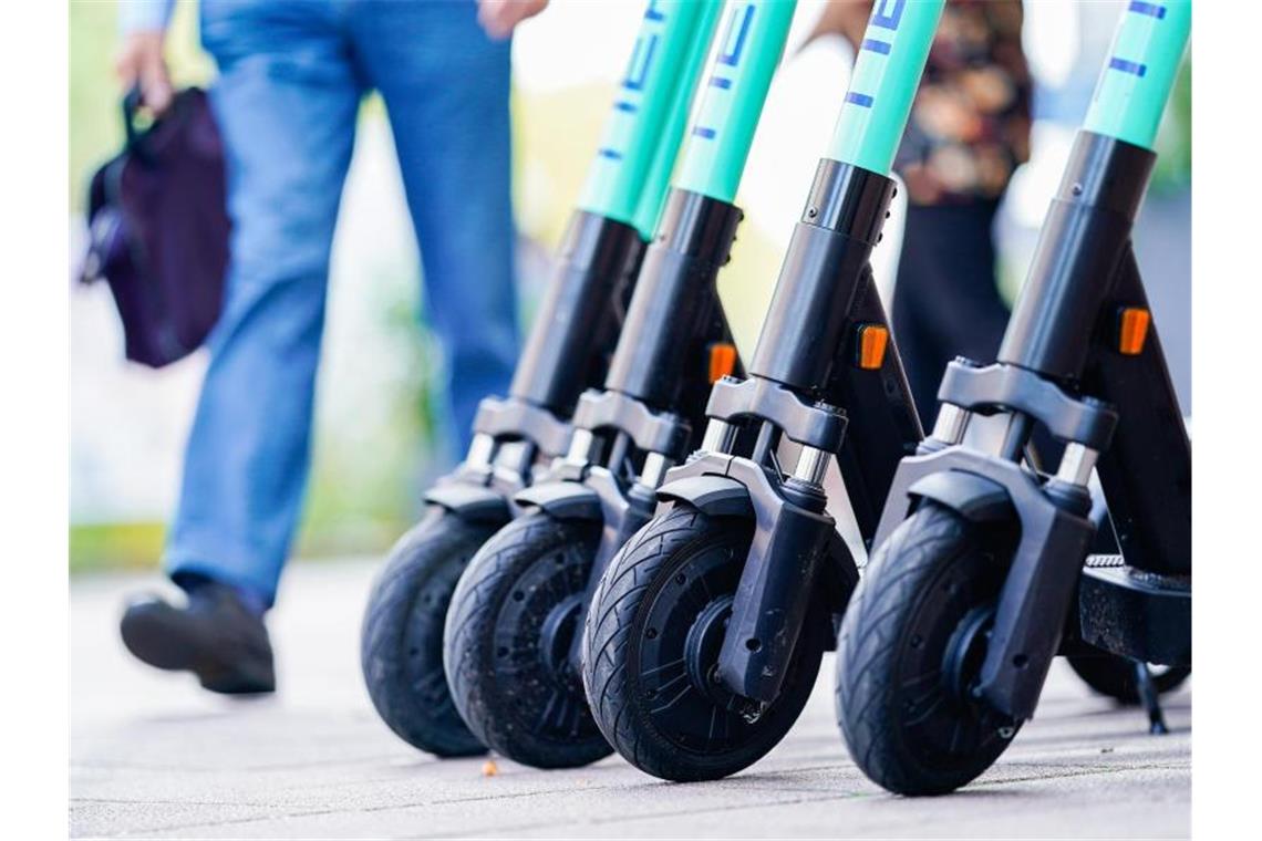 Das Umweltbundesamt stellt fest: „Wird der E-Scooter anstatt der eigenen Füße oder des Fahrrades benutzt, ist das schlecht für Umwelt und Gesundheit.“ Foto: Uwe Anspach