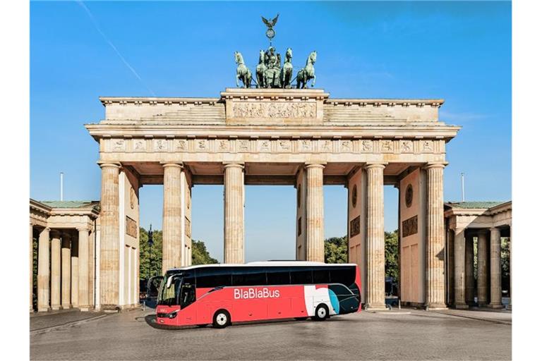 Das undatierte Foto zeigt einen vor dem Brandenburger Tor stehenden roten Bus mit der Aufschrift „BlaBlaBus“. Mit einem eigenen Angebot für Fernbusreisen zu 19 Zielen ist die französische Mitfahrplattform Blablacar an den Start gegangen. Foto: BlaBlaBus