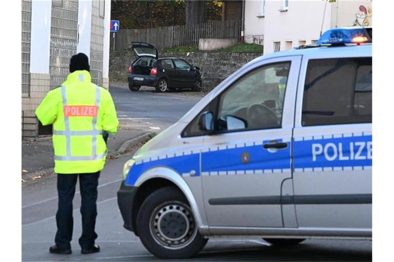 Das Unfallfahrzeug vor der Kindertagesstätte. Foto: Swen Pförtner/dpa