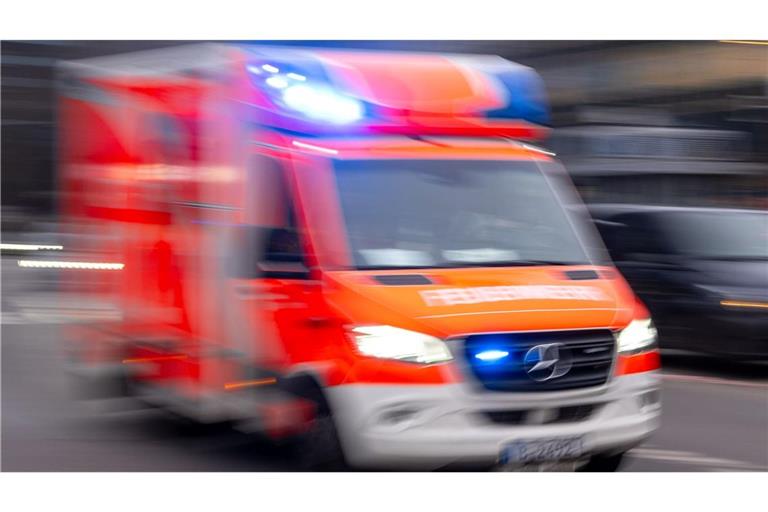 Das Unfallopfer wurde in eine Klinik gebracht, dort starb es an seinen schweren Verletzungen. (Symbolbild)