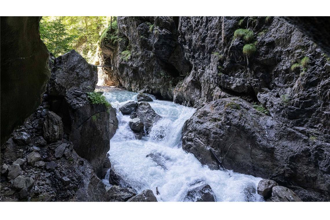 Frau stürzt in Wasserfall und stirbt – Kinder müssen Unfall mit ansehen