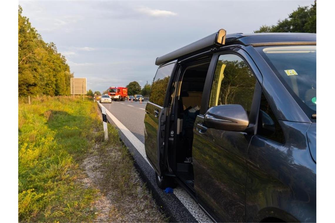 Das Unglücksfahrzeug steht an der A96 bei Windach in Bayern. Foto: Benjamin Liss