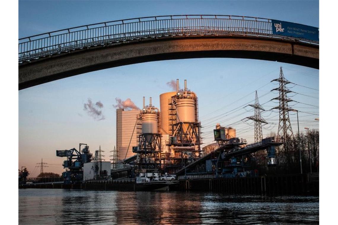 Das Uniper Kohle-Kraftwerk Datten 4 mit dem Dortmund-Ems-Kanal. Der Uniper Konzern will klimaneutral werden. Foto: Bernd Thissen/dpa