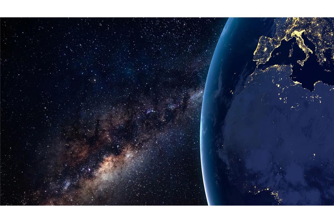 Warum sich das Universum immer schneller ausdehnt Das Universum dehnt sich schneller als aus es dem kosmologischen Standardmodell nach dürfte. Aber was steckt dahinter?