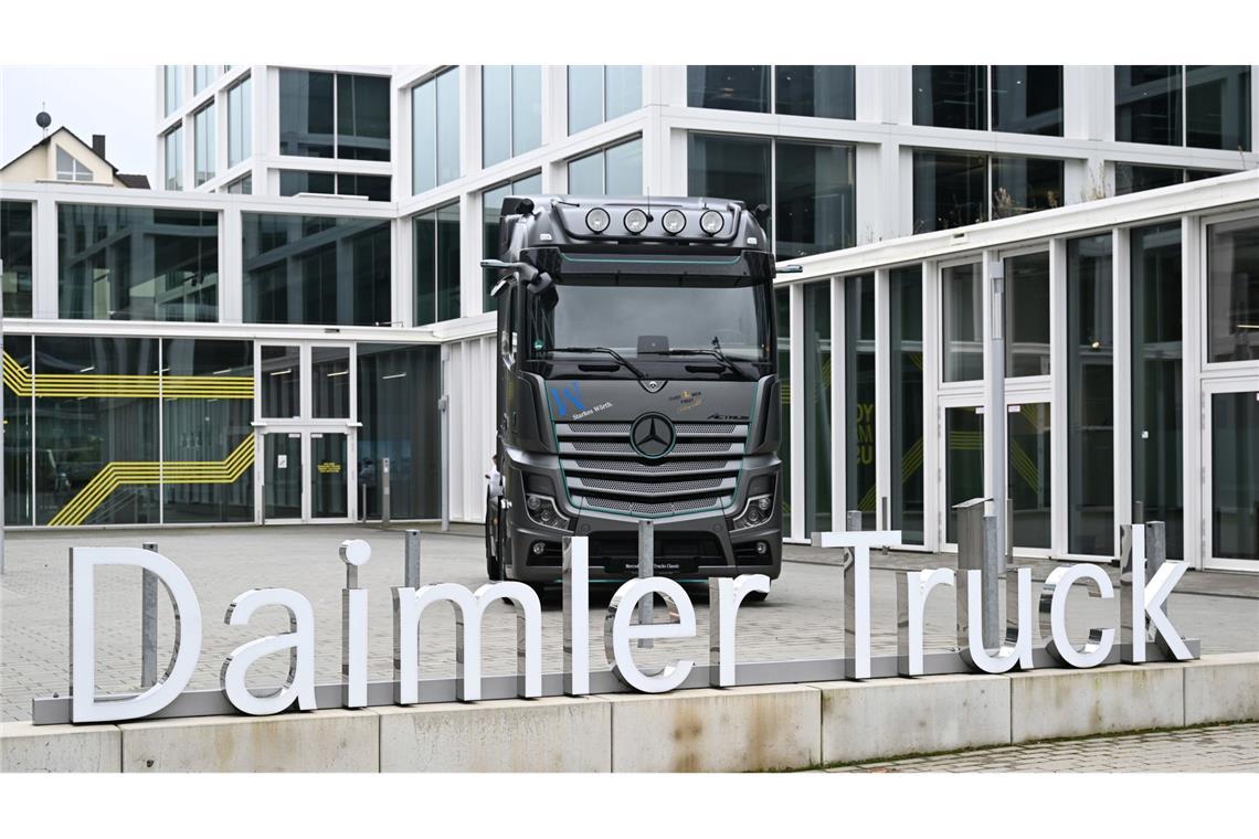 Daimler Truck verkauft weniger Lkw Das Unternehmen aus dem Kreis Esslingen verkauft weniger Lkw. (Archivbild)