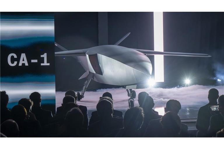 Das Unternehmen Helsing präsentiert das unbemannte Kampfflugzeug CA-1 Europa, das mit Künstlicher Intelligenz gesteuert wird.