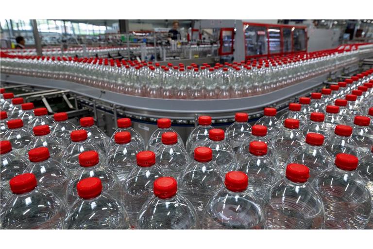 Das Unternehmen Roxane GmbH aus Jessen hat mehrere Mineralwasser wegen Verunreinigung zurückgerufen. (Archivbild)