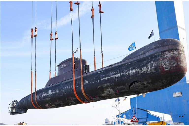 Das Unterseeboot U17 (maximale Tauchtiefe 100 Meter) der Bundesmarine wird auf dem Werftgelände vom Thyssenkrupp Marine System  auf ein Schwimmponton verladen (Archivbild).