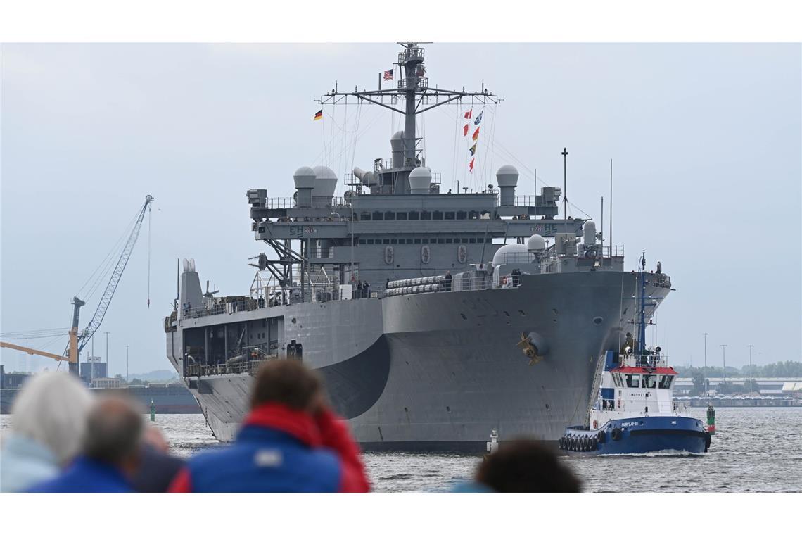 Bilder des Tages Das US-Führungsschiff „USS Mount Whitney“ nimmt zum Start des Manövers Baltic Operations (BALTOPS) vom Hafen Warenmünde aus Kurs auf die Ostsee.