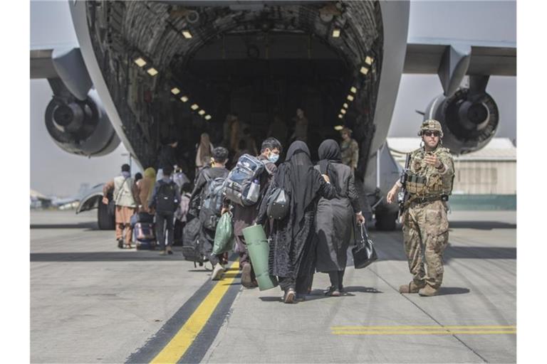 Das US-Militär hat für den Evakuierungseinsatz derzeit rund 5800 Soldaten am Flughafen in Kabul. Foto: Sgt. Samuel Ruiz/U.S. Marine Corps via AP/dpa