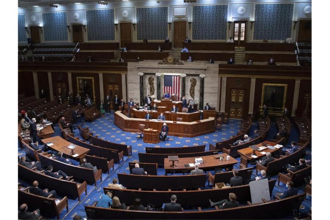 US-Repräsentantenhaus stimmt Polizeireformen zu Das US-Repräsentantenhaus hat für einen nach George Floyd benannten Gesetzesentwurf gestimmt. Foto: Saul Loeb/Pool AFP/AP/dpa