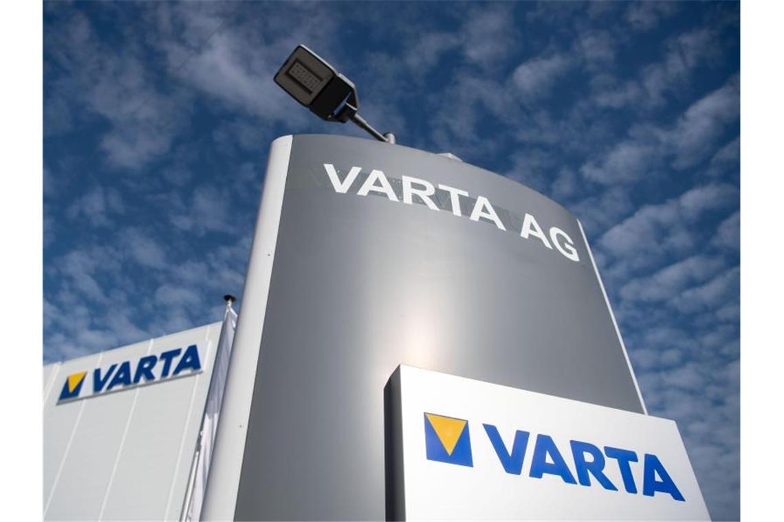 Das Varta-Logo an einem Werk der Varta AG. Foto: Marijan Murat/dpa/Archivbild