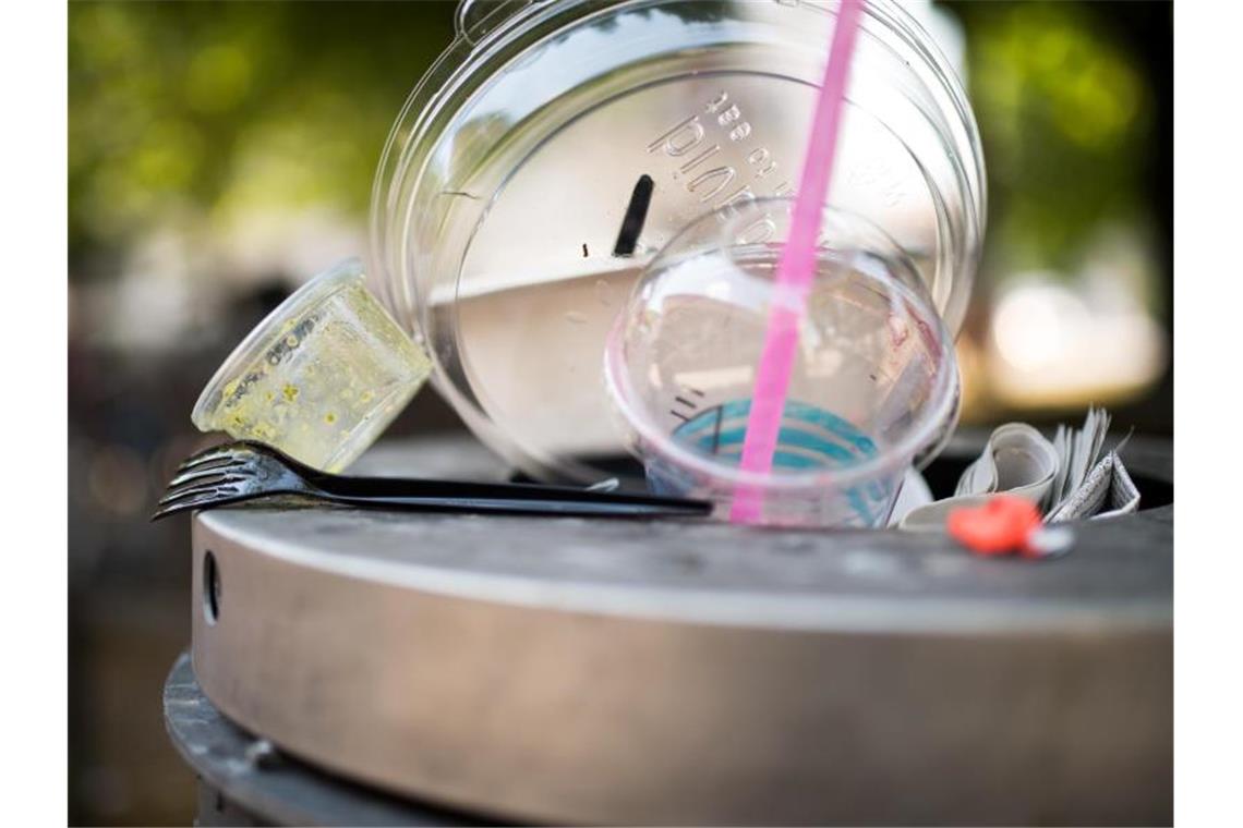 Mehr Spielraum für Schuldner, weniger Plastik Das Verbot für Einmalplastik kommt nun auch in Deutschland. Foto: picture alliance / Alexander Heinl/dpa