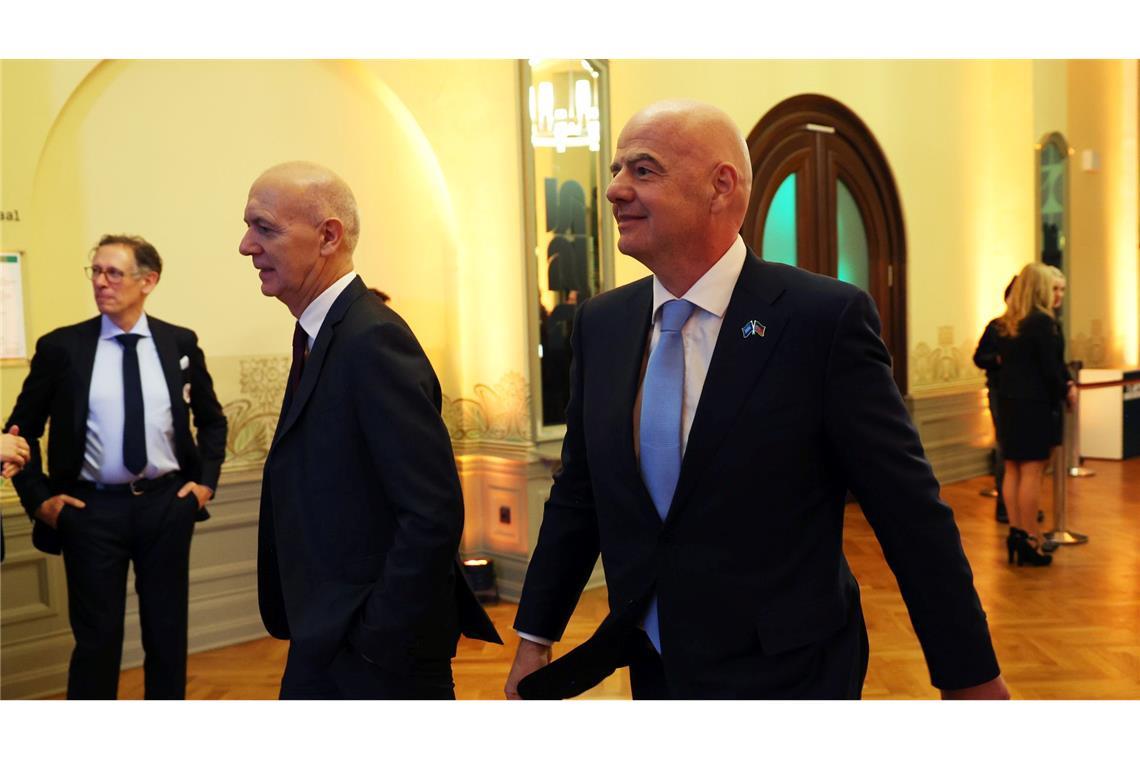 Das Verhältnis des DFB mit Bernd Neuendorf (l) zur FIFA und Gianni Infantino hat sich inzwischen entspannt. (Archivbild)