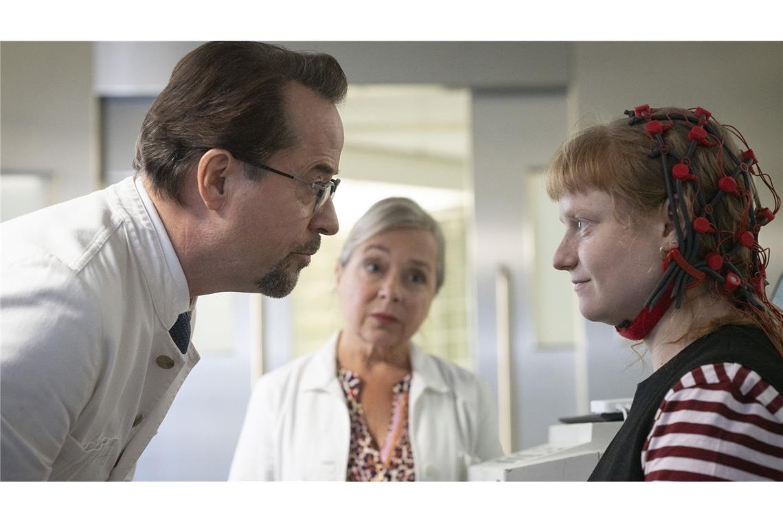 Wie war „Fiderallala“, der neue „Tatort“ aus Münster? Das Verhalten von Lucy Osthofen (Luise von Stein, r.) ist mehr als rätselhaft. Prof. Karl-Friedrich Boerne (Jan Josef Liefers, l.) und Silke Haller (Christine Urspruch, M.) suchen eine medizinische Erklärung.