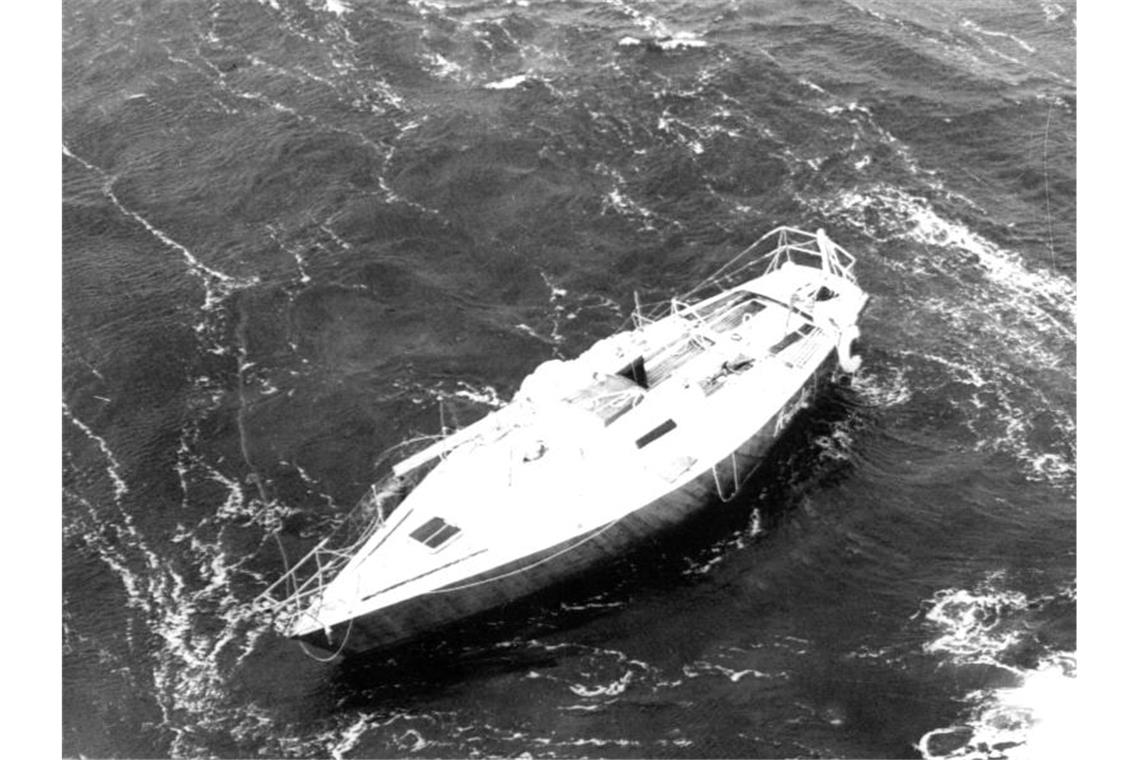 Das verlassen im Meer vor der irischen Südküste treibende Wrack der Jacht „Ariadne“ am 14. August 1979. Foto: UPI