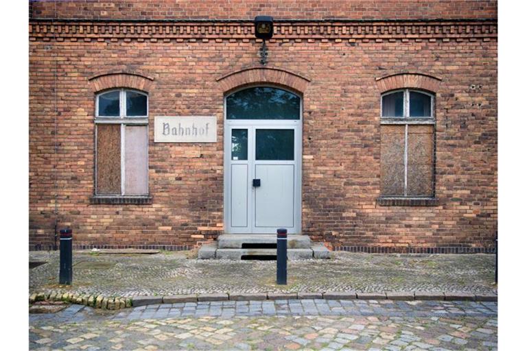 Das verlassene Bahnhofsgebäude an der Strecke Dresden - Berlin. Der sanierungsbedürftige Klinkerbau wurde im April 2019 während einer Auktion verkauft. Foto: Soeren Stache/dpa-Zentralbild/dpa