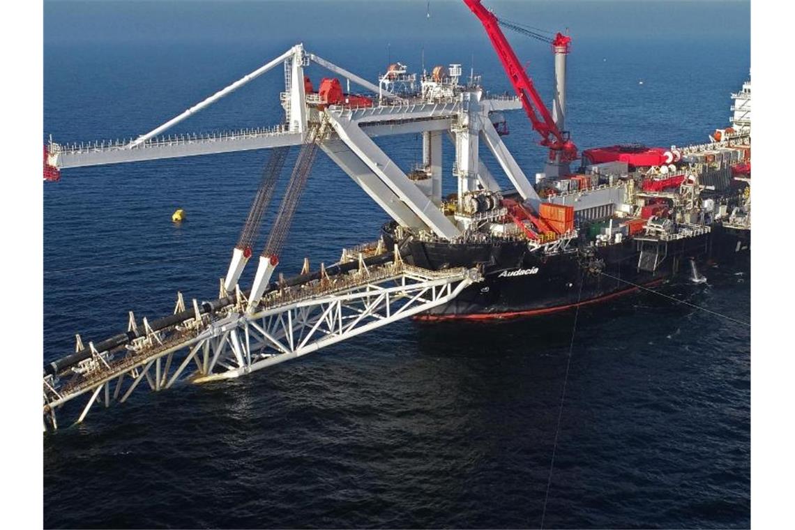Bundestag: Weg frei für umstrittene Gaspipeline Das Verlegeschiff "Audacia" des Offshore-Dienstleisters Allseas verlegt in der Ostsee vor der Insel Rügen Rohre für die Gaspipeline Nord Stream 2. Foto: Bernd Wüstneck/dpa/Archiv