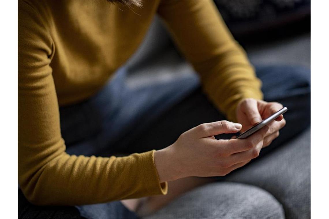 Sexuelle Belästigung im Netz: Warum gibt es Penisbilder? Das Versenden von Penisbildern ist strafbar, aber oft kommt es nicht zur Anzeige. Foto: Fabian Sommer/dpa