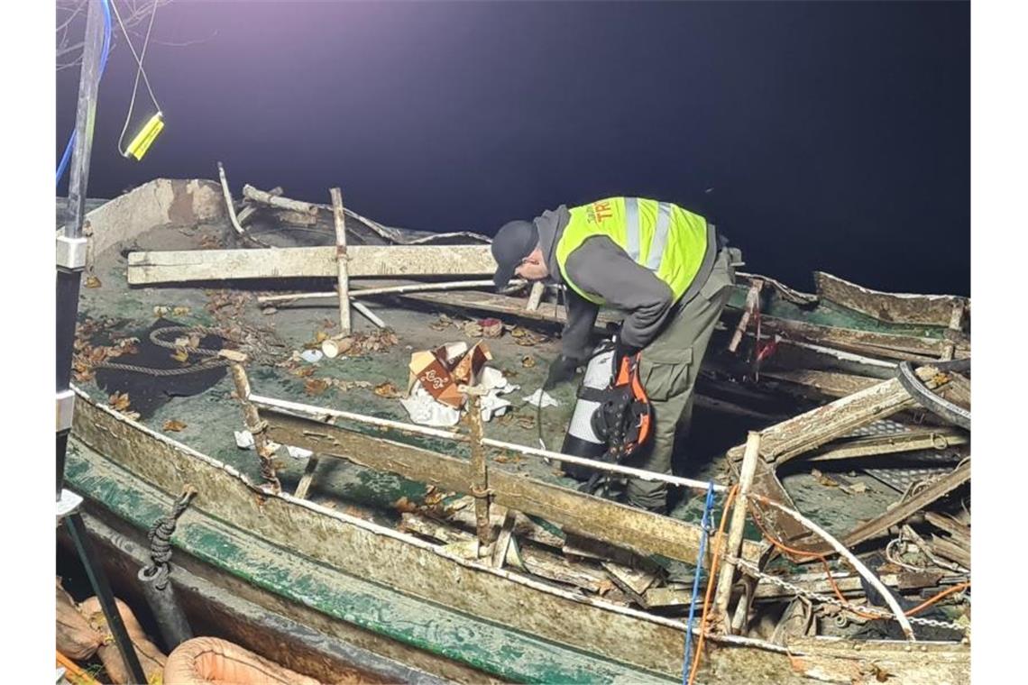 Das versunkene und wieder aufgetauchte Fahrgastschiff „Moornixe“ ist aus dem Wasser gehoben. Foto: Markus Gayk/dpa