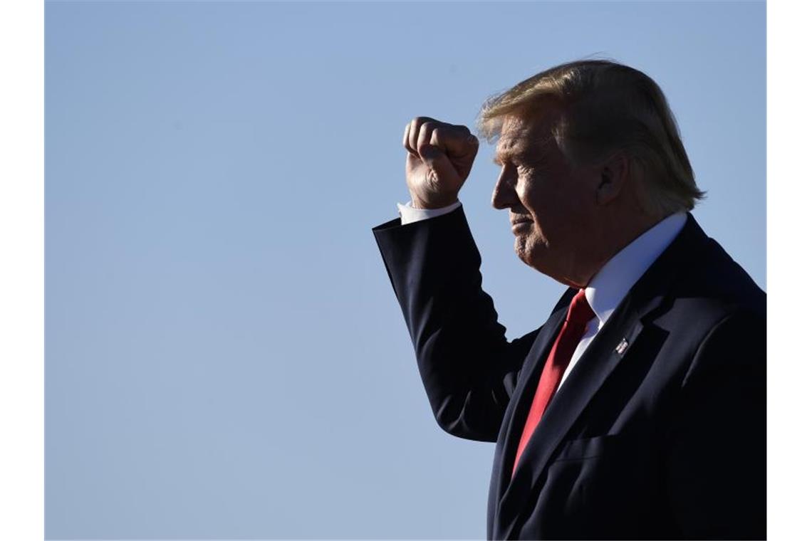 Trumps Verteidiger kanzeln Anklage ab Das Verteidigerteam im Amtsenthebungsverfahren gegen Donald Trump hat die Anklage gegen den US-Präsidenten erneut als unzulänglich zurückgewiesen. Foto: Susan Walsh/AP/dpa