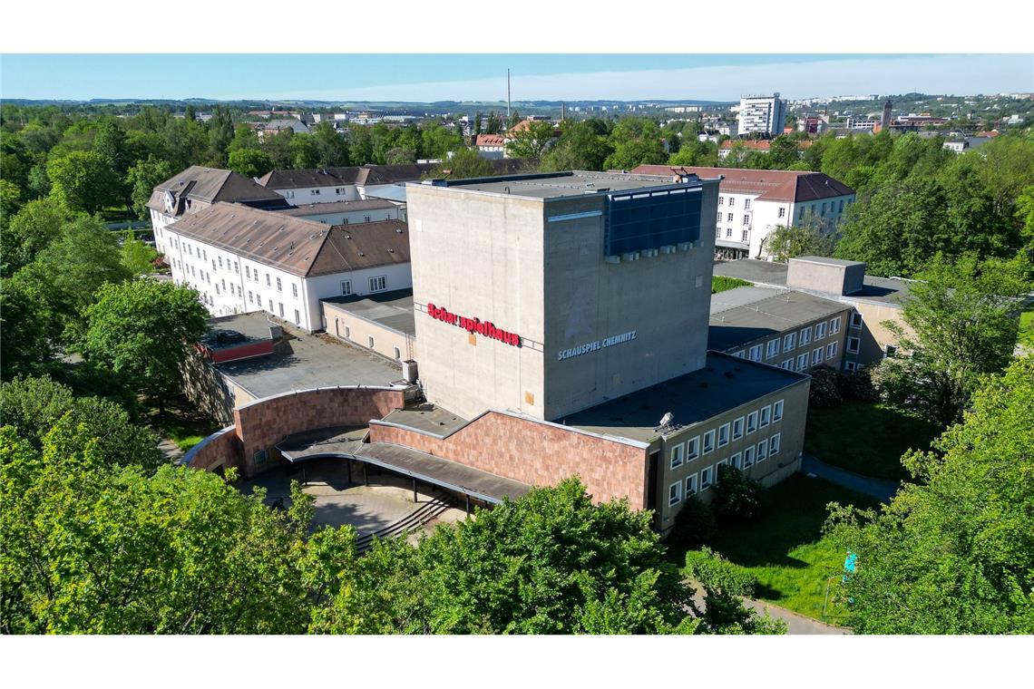 Das verwaiste Chemnitzer Schauspielhaus wird beim Kunstfestival "Begehungen" zu einer temporären Galerie für zeitgenössische Kunst (Archivbild)
