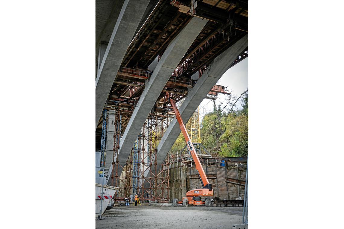 Das Viadukt im Bau. Vierspuriger Ausbau der B14 bis Backnang-West