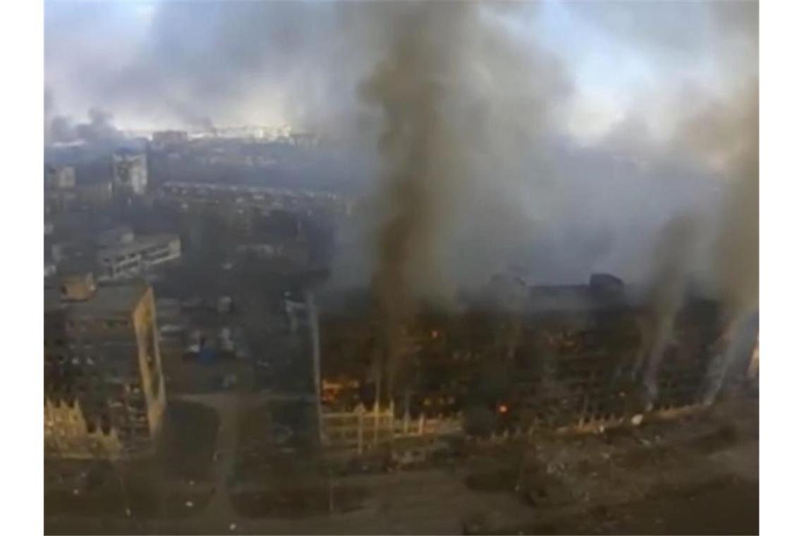 Krieg gegen die Ukraine: So ist die Lage Das Video-Standbild zeigt eine Luftaufnahme von ausgebrannten Hochhäusern in Mariupol. Nach Angaben der ukrainischen Regierung ist die Lage in der Stadt am Asowschen Meer katastrophal. Foto: -/Azov Battalion/AP/dpa