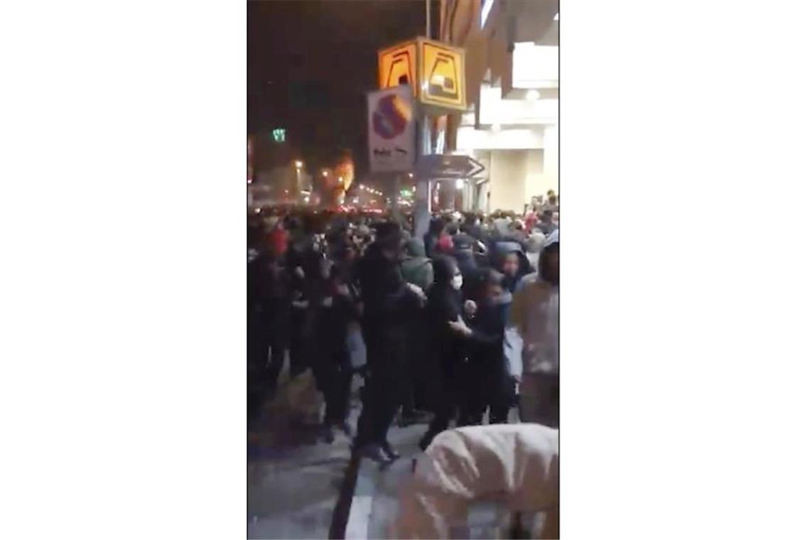 Das Video zeigt den Angaben zufolge, wie die Polizei in der Nähe des Asadi-Platzes eine Demonstration auflöst und Tränengas in die Menge schießt. Foto: Uncredited/Center for Human Rights in Iran via AP/dpa