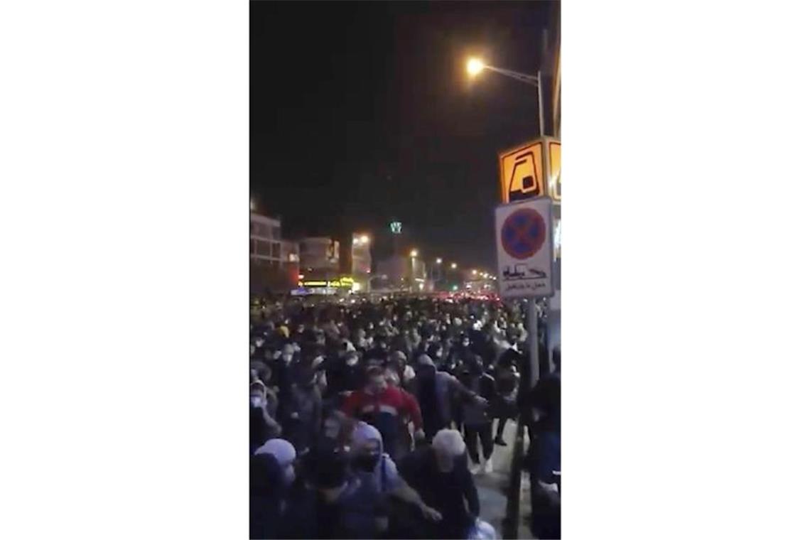 Das Videostandbild soll eine Menschenmenge zeigen, die in Teheran vor der Polizei flieht. Foto: Uncredited/Center for Human Rights in Iran via AP/dpa