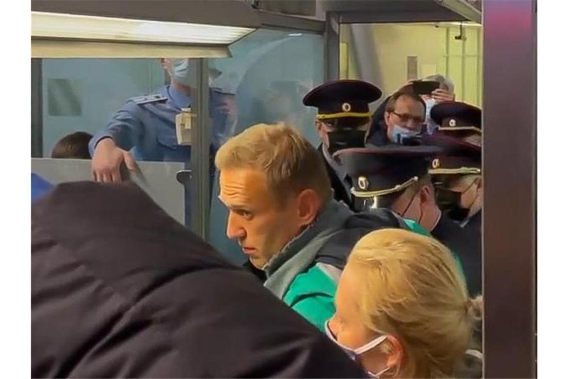 Das Videostandbild zeigt Alexej Nawalny neben seiner Ehefrau Julia, während er von der Polizei festgehalten wird. Foto: ---/Sputnik/dpa