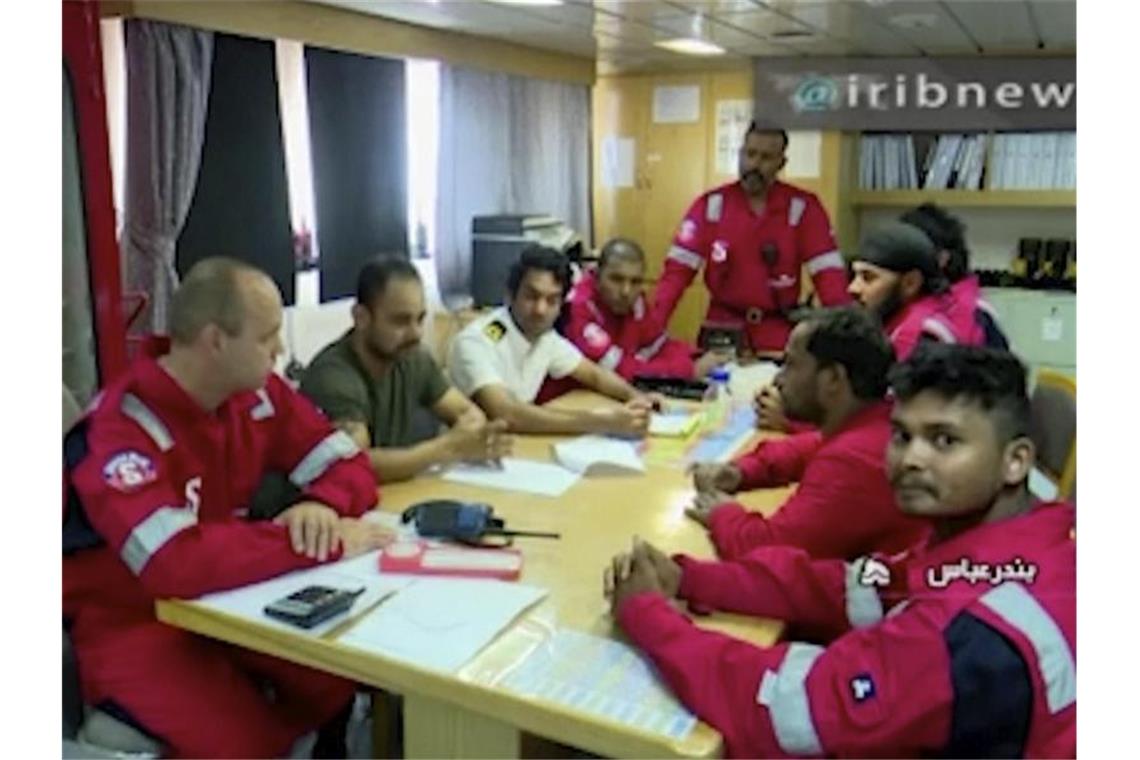 Das Videostandbild zeigt Besatzungsmitglieder des unter britischer Flagge fahrenden Tankers „Stena Impero“. Foto: IRIB News Agency/AP
