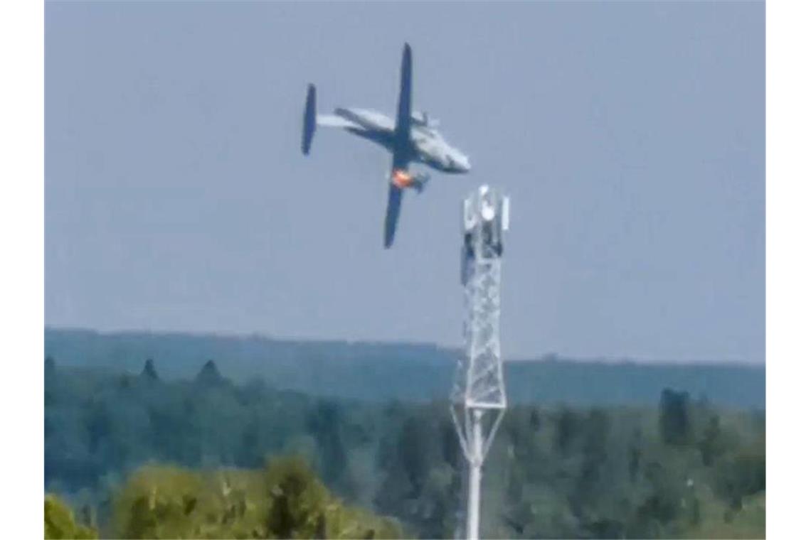 Neues russisches Militärflugzeug bei Test abgestürzt Das Videostandbild zeigt den Absturz in der Nähe des Flugplatzes Kubinka, etwa 45 Kilometer westlich von Moskau. Foto: Dmitry Ovchinnikov/Dmitry Ovchinnikov/AP/dpa