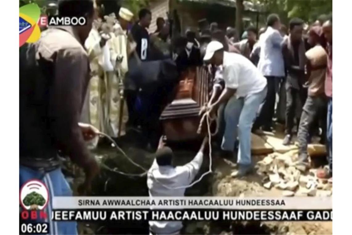 Das Videostandbild zeigt die Beerdigung des Sängers Hachalu Hundessa. Foto: -/OBN/AP/dpa