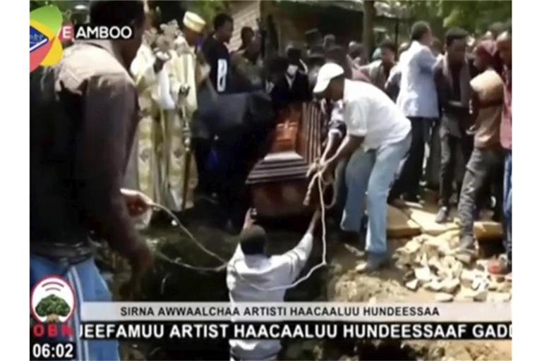 Das Videostandbild zeigt die Beerdigung des Sängers Hachalu Hundessa. Foto: -/OBN/AP/dpa
