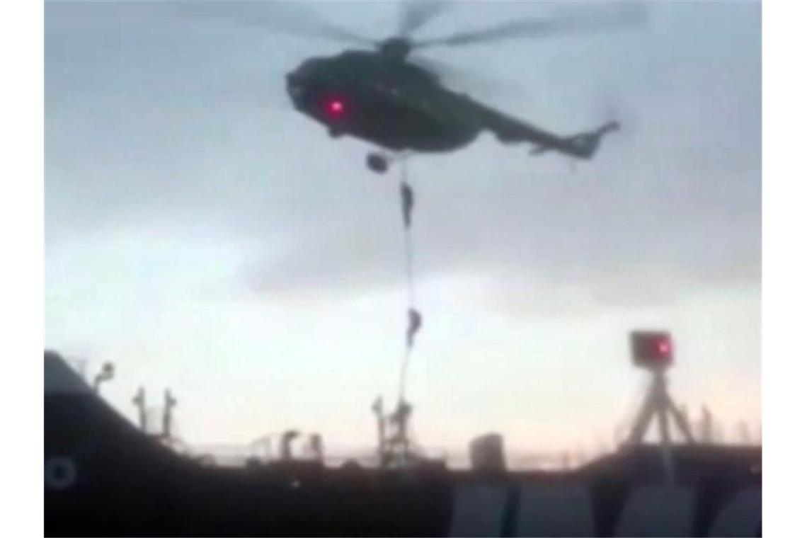 Das Videostandbild zeigt Mitglieder der iranischen Revolutionsgarde, die sich von einem Hubschrauber auf den britischen Öltanker „Stena Impero“ abseilen. Foto: Revolutionsgarde/Press Association Images