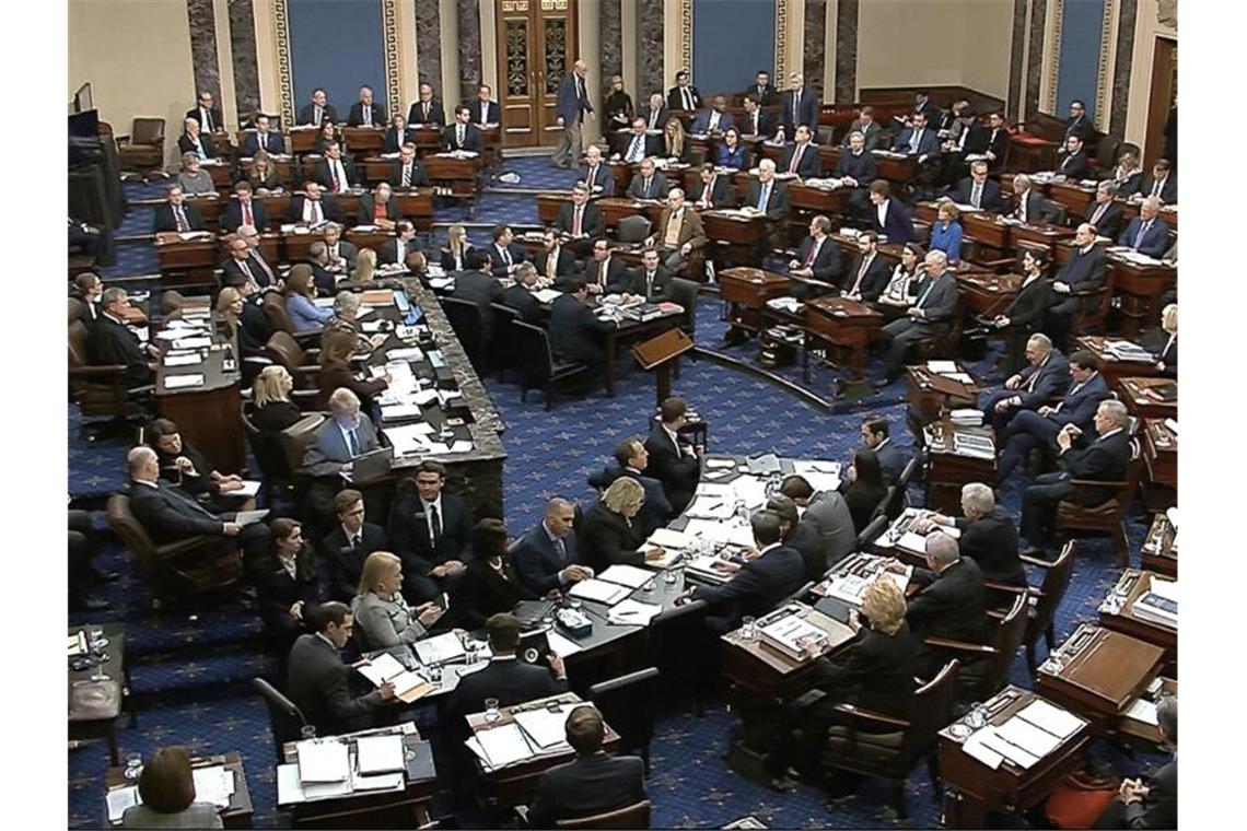 Das Videostandbild zeigt Senatoren bei der Abstimmung über den Antrag, ob vor dem Abschluss des Amtsenthebungsverfahren gegen US-Präsident Trump neue Zeugen und Beweise zugelassen werden sollen. Foto: Uncredited/Senate Television/AP/dpa