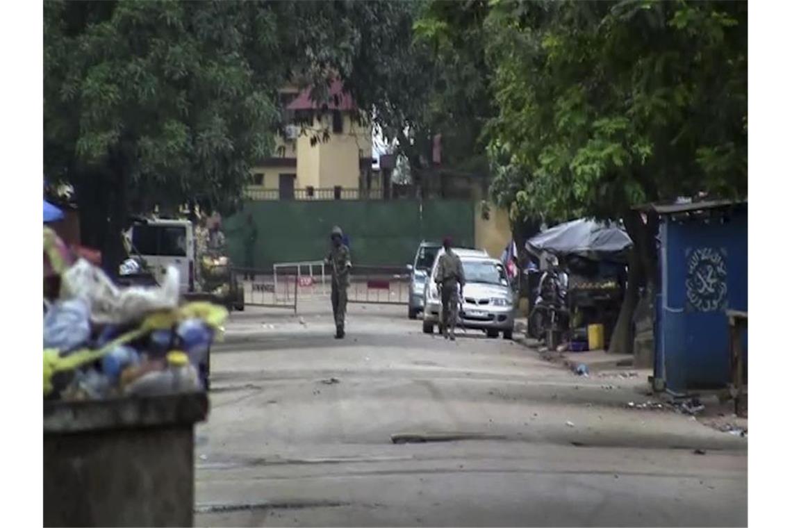 Das Videostandbild zeigt Soldaten in der Nähe des Präsidentenpalastes in Guinea. Foto: Uncredited/AP/dpa