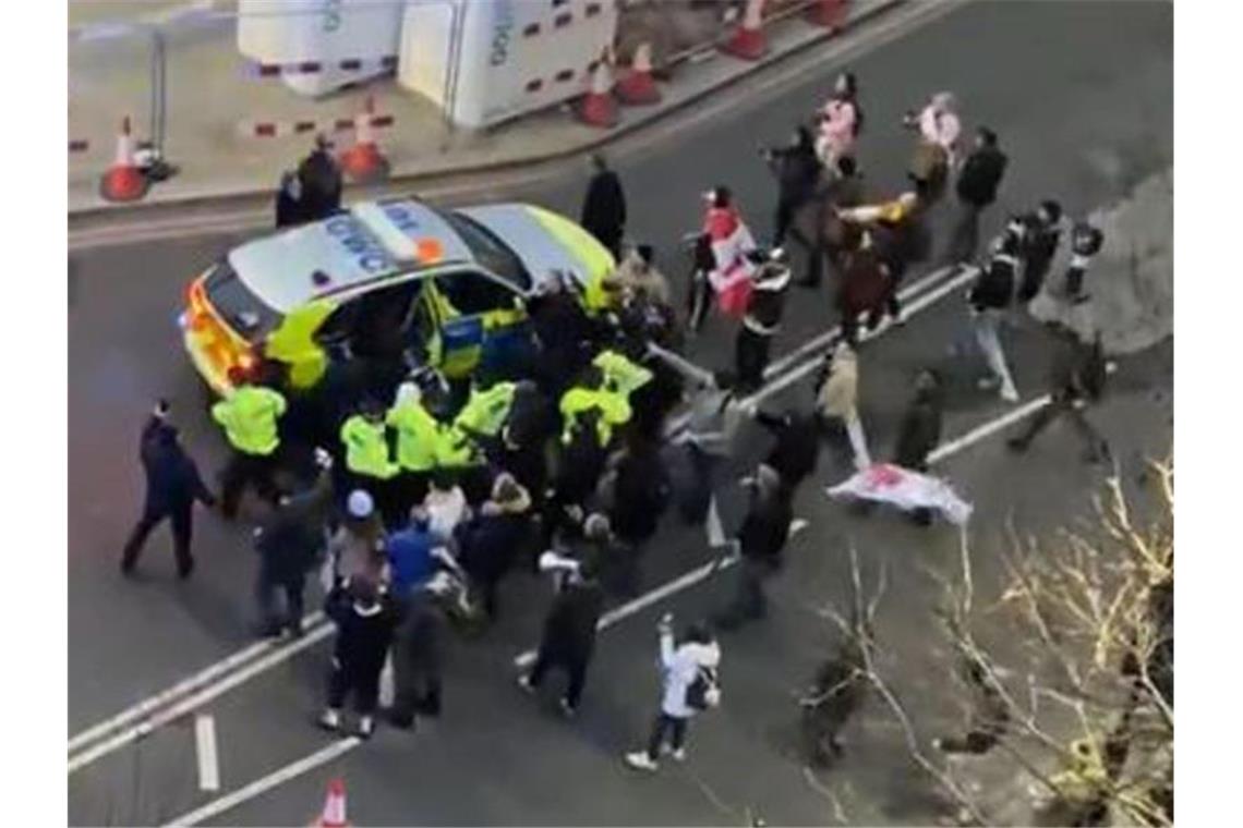 Johnson wegen Falschbehauptung über Starmer in Kritik Das Videostandbild zeigt Zusammenstöße zwischen der Polizei und Demonstranten in Westminster. Weil er von einem wütenden Mob bedrängt wurde, hat die Polizei den britischen Oppositionsführer Starmer in Sicherheit bringen müssen. Foto: Conor Noon/PA Media/dpa