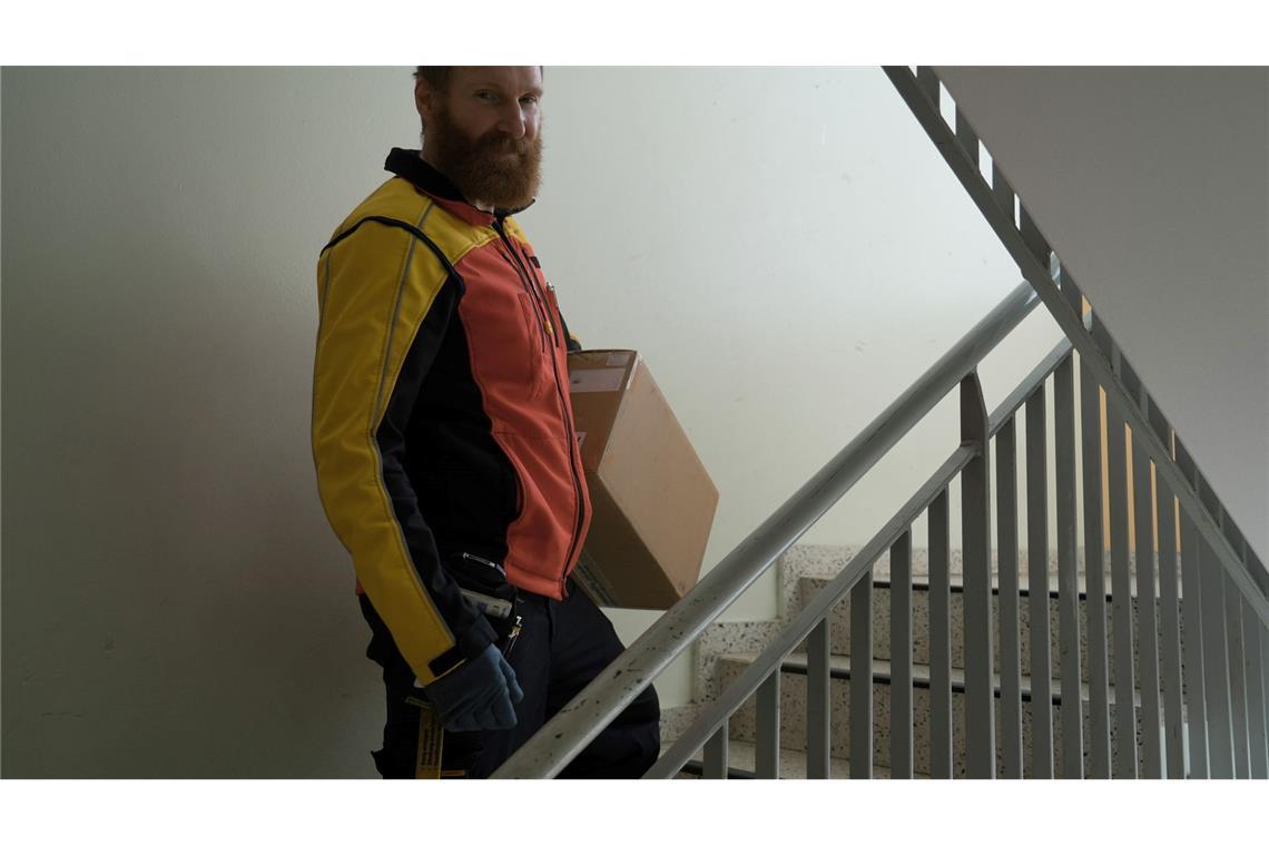 Das viele Treppensteigen ist für Paketboten anstrengend.