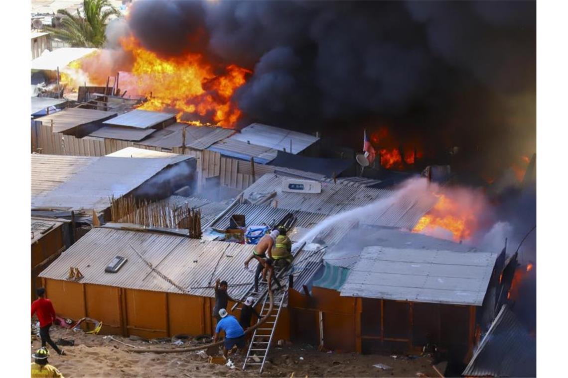 Rund 100 Häuser bei Großbrand im Norden von Chile zerstört Das Viertel wird hauptsächlich von Migranten bewohnt. Foto: Ignacio Munoz/AP/dpa