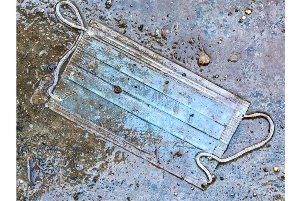 Mann steckt Ex-Frau bewusst mit Corona an - Bewährungsstrafe Das Virus als Waffe im Scheidungskrieg: Ein Österreicher hat seine Ex-Frau nach Überzeugung eines Gerichts immer wieder angehustet, um sie mit Corona anzustecken. (Symbolbild). Foto: Boris Roessler/dpa