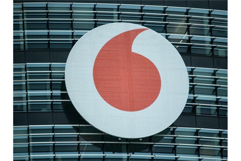 Das Vodafone-Logo ist an der Fassade der Firmenzentrale in Düsseldorf. Foto: Federico Gambarini/dpa
