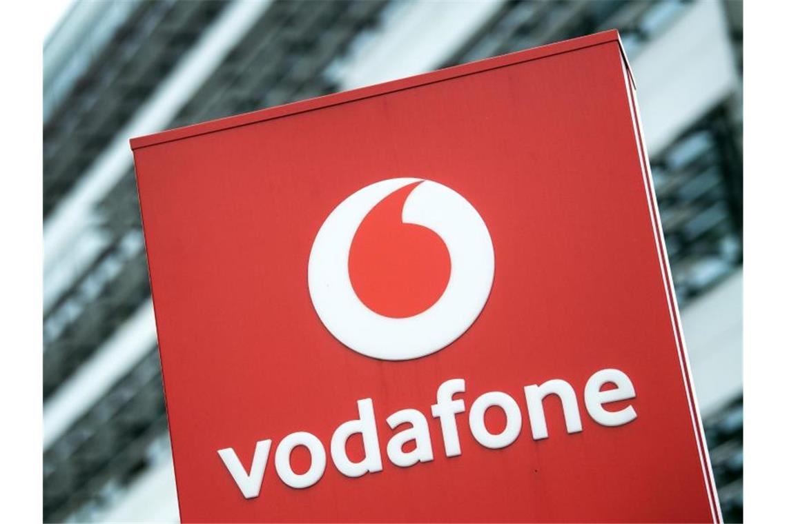 Das Vodafone-Logo vor der Firmenzentrale. Foto: Federico Gambarini/dpa/Archivbild