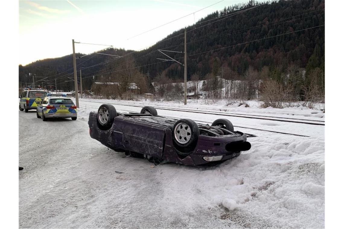 Mann schiebt falsch geparktes Auto mit Traktor weg Das völlig demolierte Auto, welches in Parmisch-Partenkirchen von einem Traktorfahrer "umgeparkt" wurde. Foto: -/Polizeiinspektion Garmisch-Partenkirchen/dpa